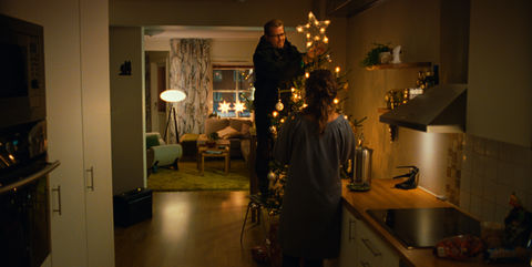 home-for-christmas_stills_knut_fixing-the-star.jpg
